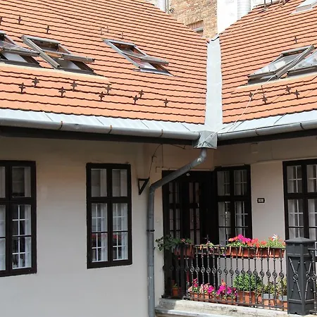 Queen Zita 130 M2 Near Chain Bridge Appartamento