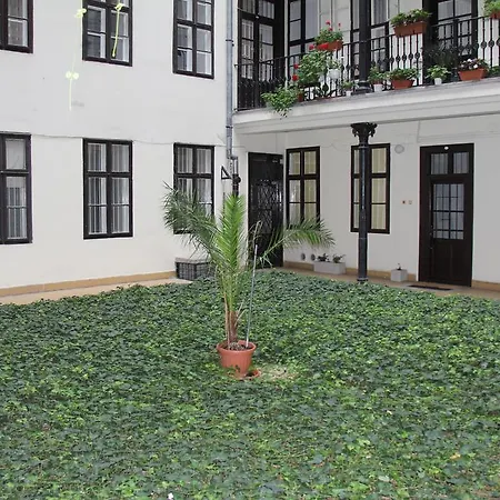 Queen Zita 130 M2 Near Chain Bridge Daire *