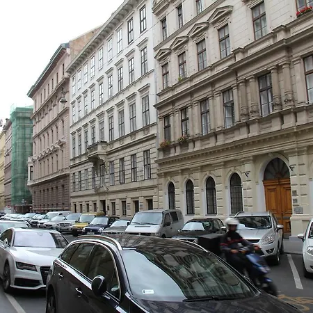 Queen Zita Apt 130 M2 Near Chain Bridge Apartment